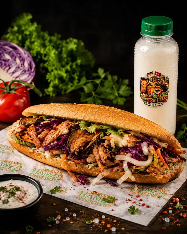 Berlin Hamza Gemüse Tavuk Ekmek Menü — Tavuk döner, közlenmiş sebzeler, humus ve mango köri sos; huni patates ve içecek dahil.