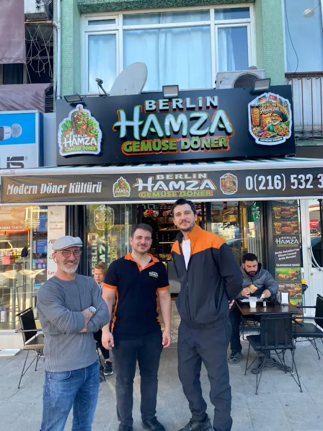 Berlin Hamza Gemüse Döner'in Üsküdar'daki dükkânı ve önünde duran ekip