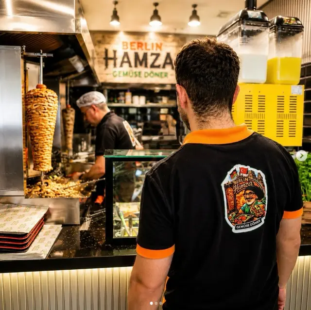 Dükkânın içi: döner şişleri, tezgâh ve çalışanlar