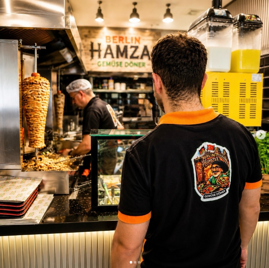 Berlin Hamza'nın Üsküdar'daki dükkânının içi: döner şişleri ve tezgâh